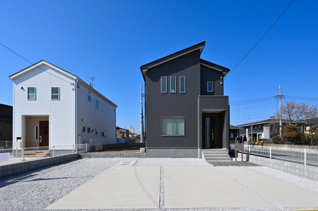 【駐車場】 | 館林第1広内町　リーブルガーデン | 並列３台駐車可能なゆとりのカースペース！