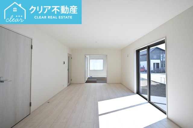 【居間・リビング】 | 館林第1広内町　リーブルガーデン | 日当たりがよく広いリビングは家族が自然と集まる居心地の良い空間です♪