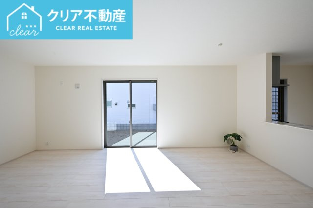 【居間・リビング】 | 館林第1広内町　リーブルガーデン | 大型ＴＶも余裕で置けちゃう！ワイドなリビングで家族団らんの時間も増えそうですね♪