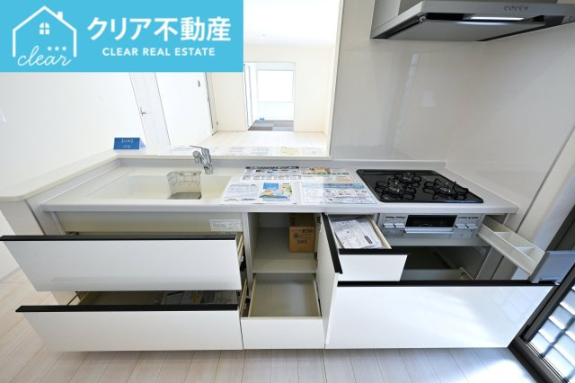 【キッチン】 | 館林第1広内町　リーブルガーデン | スライド収納付きシステムキッチン。パスタ鍋や圧力鍋の出し入れもスムーズ！