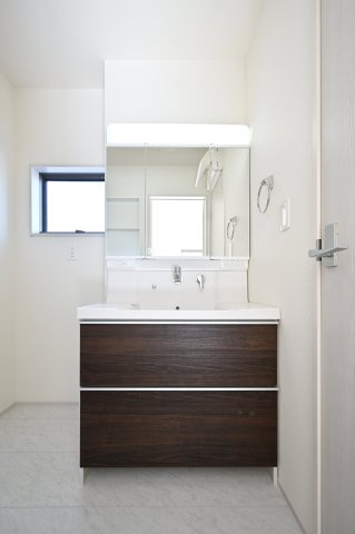 【独立洗面台】 | 館林第1広内町　リーブルガーデン | 3面ミラーの後ろは収納スペースを完備。生活感のあるものは隠して、スッキリシンプルな洗面台に！