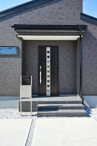 【玄関】 | 館林第1広内町　リーブルガーデン | 玄関はディンプルキー＆ダブルロックドア採用で防犯対策もバッチリです！