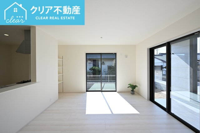 【居間・リビング】 | 館林第1広内町　リーブルガーデン | 日当たりがよく広いリビングは家族が自然と集まる居心地の良い空間です♪