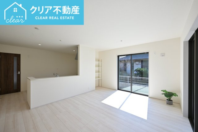 【居間・リビング】 | 館林第1広内町　リーブルガーデン | 大型ＴＶも余裕で置けちゃう！ワイドなリビングで家族団らんの時間も増えそうですね♪