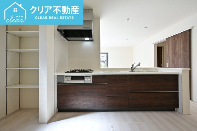 【キッチン】 | 館林第1広内町　リーブルガーデン | スライド収納付きシステムキッチン。パスタ鍋や圧力鍋の出し入れもスムーズ！
