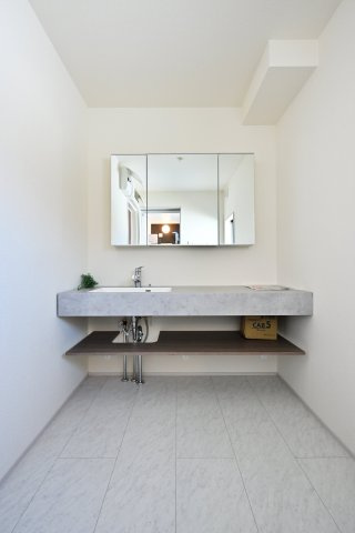 【独立洗面台】 | 館林第1広内町　リーブルガーデン | 3面ミラーの後ろは収納スペースを完備。生活感のあるものは隠して、スッキリシンプルな洗面台に！