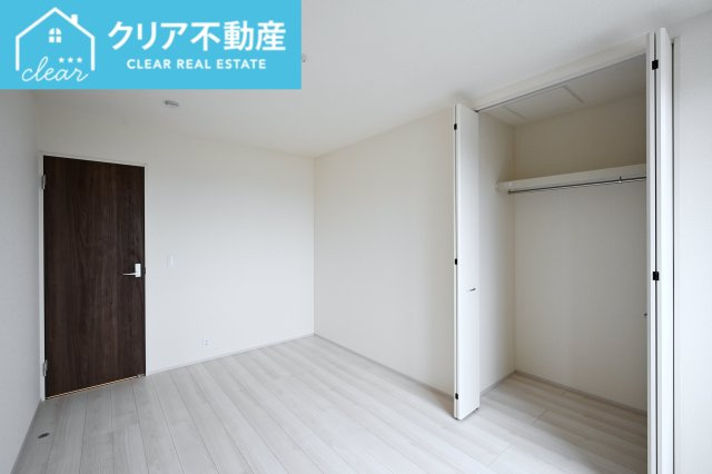 【洋室】 | 太田第14下田島町 リーブルガーデン | 広々としたクローゼットでお部屋はいつでもスッキリクリアに！