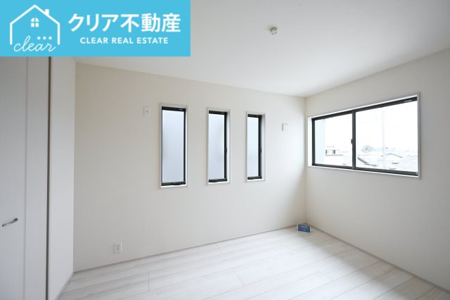 【洋室】 | 太田第14下田島町 リーブルガーデン | 2面採光の洋室は日当たりがよくあったか♪