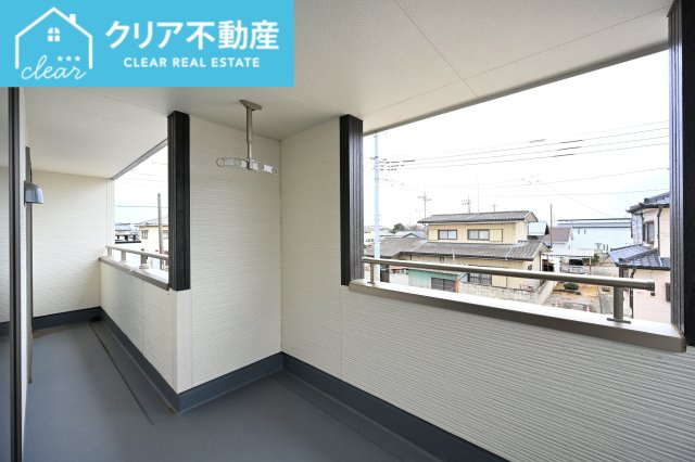 【バルコニー】 | 太田第14下田島町 リーブルガーデン | 屋根付きバルコニーなので、急な雨の時も安心♪竿受けも設置済み！