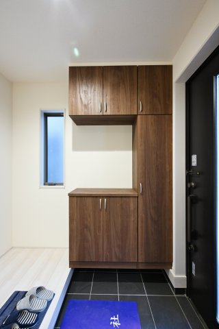 【玄関】 | 太田第14下田島町 リーブルガーデン | 大型のシューズボックスがあるので、家族全員の靴をしっかり収納！玄関スッキリ！