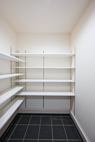 【収納】 | 太田第14下田島町 リーブルガーデン | 大型のシューズボックスがあるので、家族全員の靴をしっかり収納！玄関スッキリ！