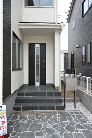 【玄関】 | 太田第14下田島町 リーブルガーデン | 玄関はディンプルキー＆ダブルロックドア採用で防犯対策もバッチリです！