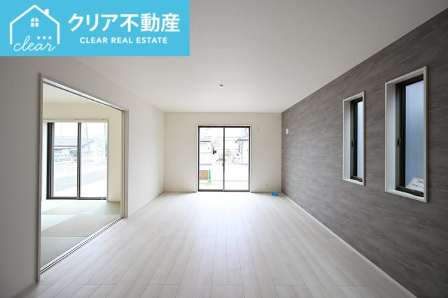 【居間・リビング】 | 太田第14下田島町 リーブルガーデン | 大型ＴＶも余裕で置けちゃう！ワイドなリビングで家族団らんの時間も増えそうですね♪