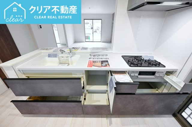 【キッチン】 | 太田第14下田島町 リーブルガーデン | スライド収納付きシステムキッチン。パスタ鍋や圧力鍋の出し入れもスムーズ！