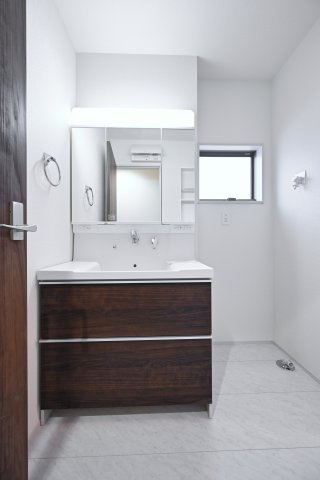 【独立洗面台】 | 太田第14下田島町 リーブルガーデン | 3面ミラーの後ろは収納スペースを完備。生活感のあるものは隠して、スッキリシンプルな洗面台に！