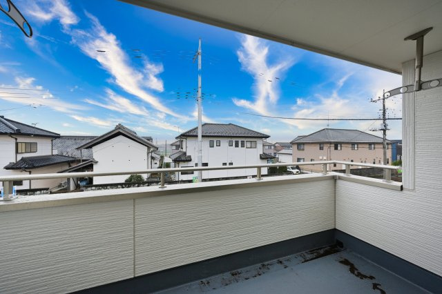 【バルコニー】 | 太田第14下田島町 リーブルガーデン | 屋根付きバルコニーなので、急な雨の時も安心♪竿受けも設置済み！