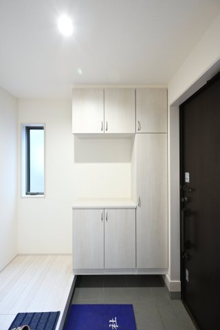 【玄関】 | 太田第14下田島町 リーブルガーデン | 大型のシューズボックスがあるので、家族全員の靴をしっかり収納！玄関スッキリ！