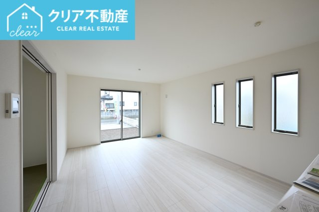 【居間・リビング】 | 太田第14下田島町 リーブルガーデン | 日当たりがよく広いリビングは家族が自然と集まる居心地の良い空間です♪