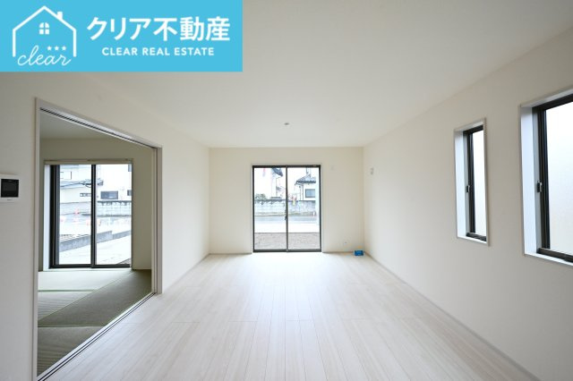 【居間・リビング】 | 太田第14下田島町 リーブルガーデン | 大型ＴＶも余裕で置けちゃう！ワイドなリビングで家族団らんの時間も増えそうですね♪