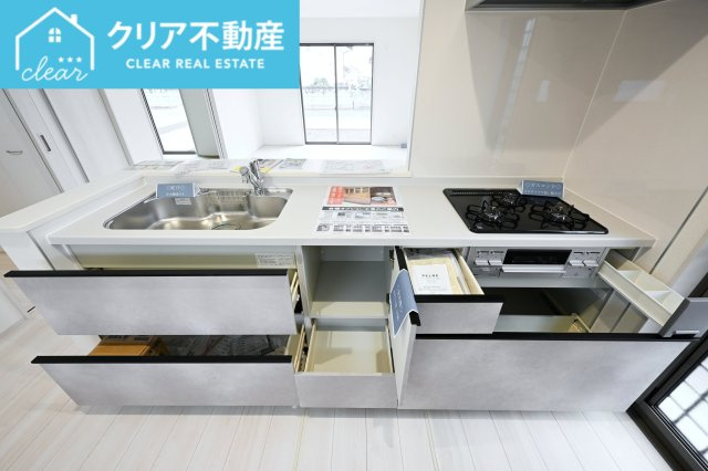 【キッチン】 | 太田第14下田島町 リーブルガーデン | スライド収納付きシステムキッチン。パスタ鍋や圧力鍋の出し入れもスムーズ！