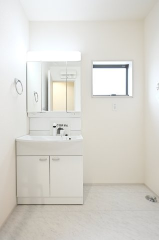 【独立洗面台】 | 太田第14下田島町 リーブルガーデン | 3面ミラーの後ろは収納スペースを完備。生活感のあるものは隠して、スッキリシンプルな洗面台に！