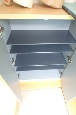 玄関には下駄箱があります