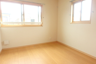 二面採光で明るい洋室