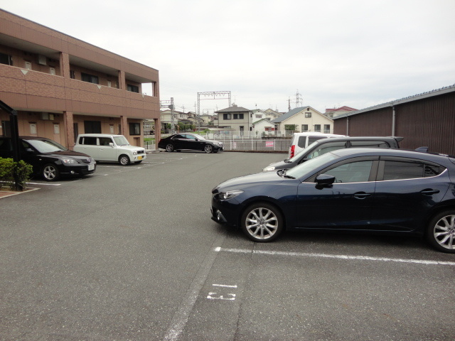 ルミナスコートの駐車場