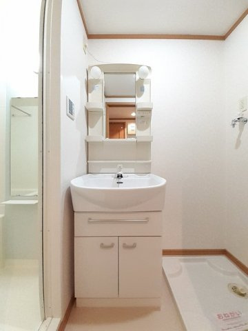 アロマ・フォーレⅢの洗面所|明るい洗面所です