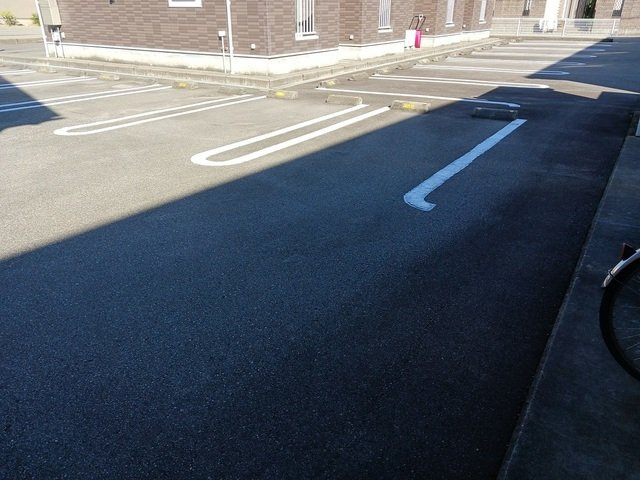 ラ　フォレスタ　Ⅰの駐車場|車をお持ちの方に嬉しい駐車場付きの物件です