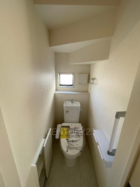 第３富士見町時沢６号棟のトイレ|１階トレイです。
温水シャワー洗浄機能付きです。
手摺り付きです。