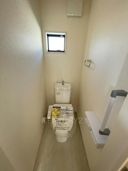 第３富士見町時沢６号棟のトイレ|２階トイレです。
温水シャワー洗浄機能付き。
手摺り付きです。