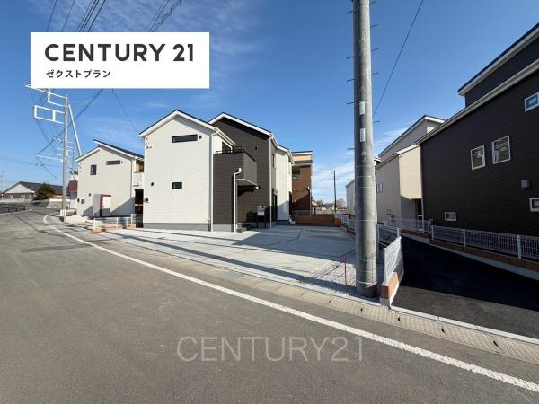 第３富士見町時沢６号棟の前面道路含む現地写真|並列駐車可能な駐車場スペースです。