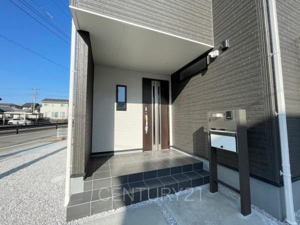 第３富士見町時沢６号棟の玄関|スマートキー付きの玄関。
鍵を探すことなくドアの開閉が可能です。
郵便物を守る鍵付きポストです。
インターホンは録画機能付きで防犯面に優れます。