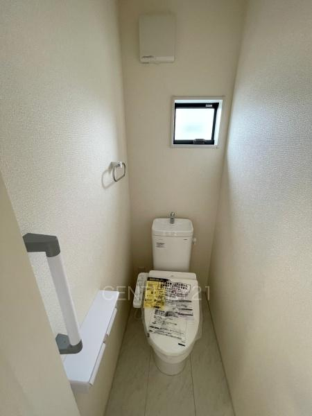 第３富士見町時沢５号棟のトイレ|２階トイレです。
温水シャワー洗浄機能付き。
手摺り付きです。