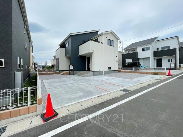 第３富士見町時沢５号棟の前面道路含む現地写真|並列駐車可能な駐車場スペースです。