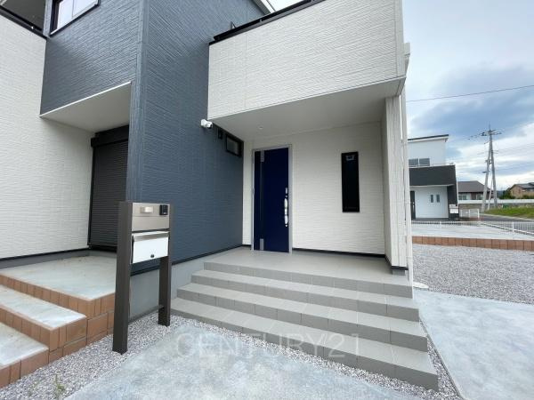 第３富士見町時沢５号棟の玄関|スマートキー付きの玄関。
鍵を探すことなくドアの開閉が可能です。
郵便物を守る鍵付きポストです。
インターホンは録画機能付きで防犯面に優れます。