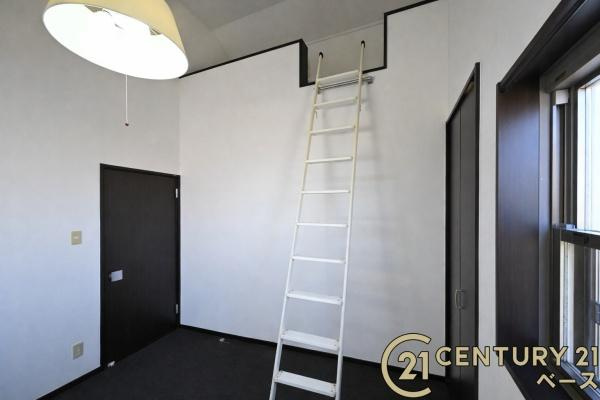 北葛城郡上牧町ゆりが丘１丁目の中古一戸建の収納|■現地撮影写真■ クローゼット内には雰囲気のマッチした衣装ダンスが設置されています。※撤去も可能です