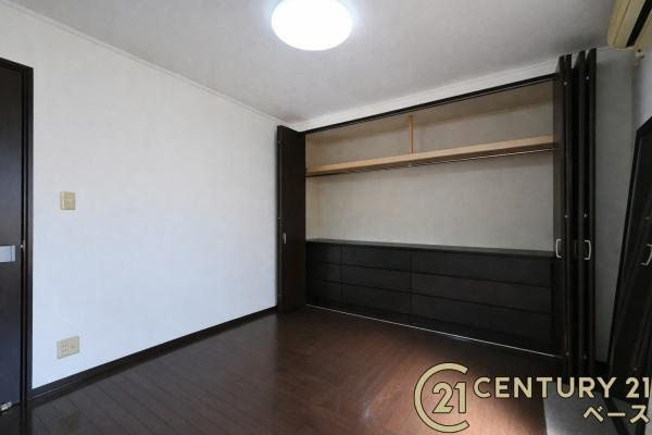 北葛城郡上牧町ゆりが丘１丁目の中古一戸建の独立洗面台|■現地撮影写真■ ３帖弱の広さがあるゆったりとした洗面室です。