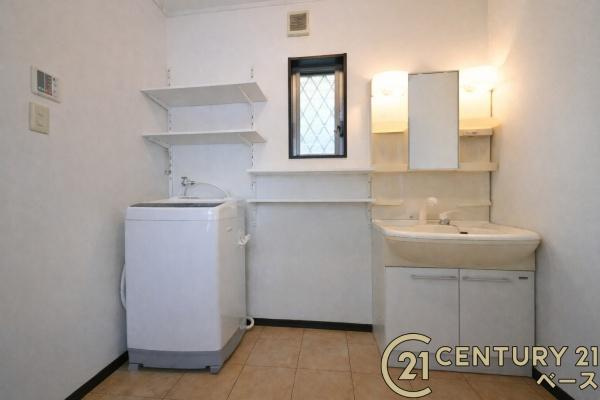 北葛城郡上牧町ゆりが丘１丁目の中古一戸建のトイレ|■現地撮影写真■ ウォシュレットが備わったトイレ。２階にもお手洗がございます。