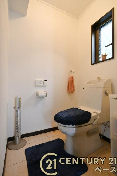 北葛城郡上牧町ゆりが丘１丁目の中古一戸建のトイレ|■現地撮影写真■ ウォシュレットが備わったトイレ。２階にもお手洗がございます。