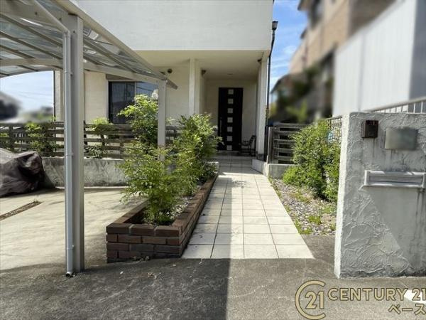 北葛城郡上牧町ゆりが丘１丁目の中古一戸建の駐車場|■現地撮影写真■ 並列２台駐車が可能なカーポートが設置されています。