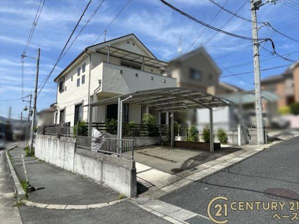 北葛城郡上牧町ゆりが丘１丁目の中古一戸建の外観|■現地撮影写真■ 大型買物施設やドラッグストア、飲食店、総合病院、町立図書館、スーパー銭湯など、徒歩圏内に便利な施設がそろう好立地です。太陽光発電システム6.88kW搭載。
