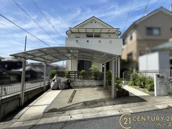 北葛城郡上牧町ゆりが丘１丁目の中古一戸建の居間・リビング|■現地撮影写真■ ＬＤＫは広々とした２５帖超！おしゃれなリビング階段が魅力的です。