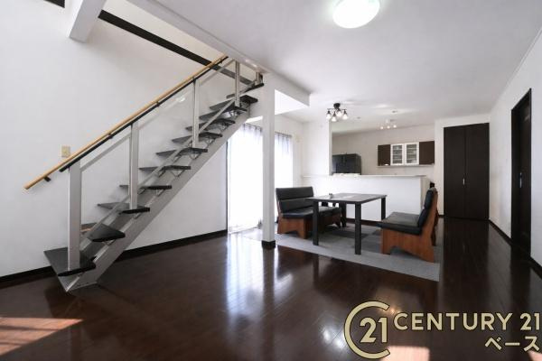 北葛城郡上牧町ゆりが丘１丁目の中古一戸建の居間・リビング|■現地撮影写真■ 上部吹き抜けがあり、また南東・南西の角地のため明るい日差しが入ります。