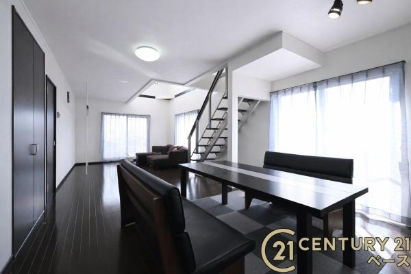 北葛城郡上牧町ゆりが丘１丁目の中古一戸建の居間・リビング|■現地撮影写真■ 吹き抜けにはシーリングファンも設置されています。