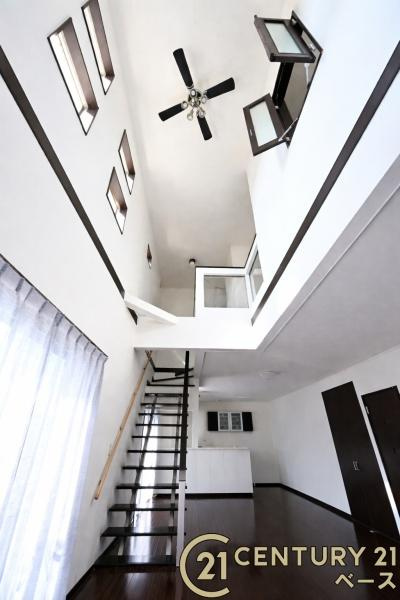 北葛城郡上牧町ゆりが丘１丁目の中古一戸建のキッチン|■現地撮影写真■ ＩＨコンロ、食器洗い乾燥機を備えたシステムキッチン。