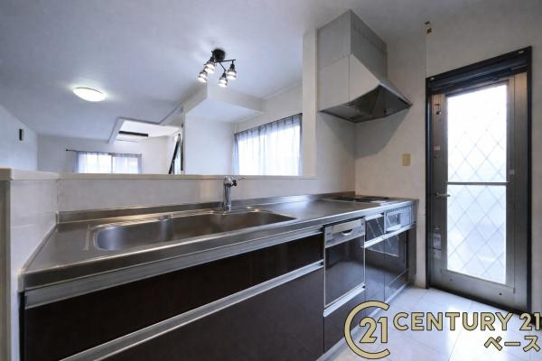 北葛城郡上牧町ゆりが丘１丁目の中古一戸建のキッチン|■現地撮影写真■ 収納量豊富なカップボードは重宝していただけると思います。