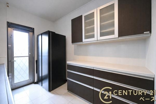 北葛城郡上牧町ゆりが丘１丁目の中古一戸建の浴室|■現地撮影写真■ 約1.4坪の広々としたユニットバスには大きな窓が設置されています。