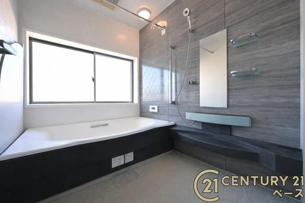 北葛城郡上牧町ゆりが丘１丁目の中古一戸建の洋室|■現地撮影写真■ 各居室に収納スペースがあり、お荷物の多いファミリーでも大丈夫です。